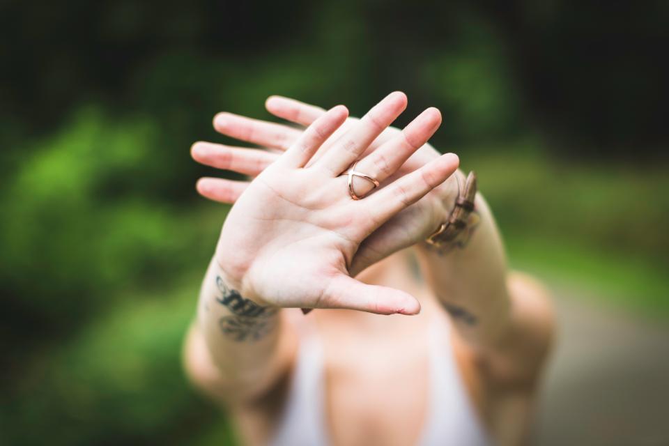 Hands Ring