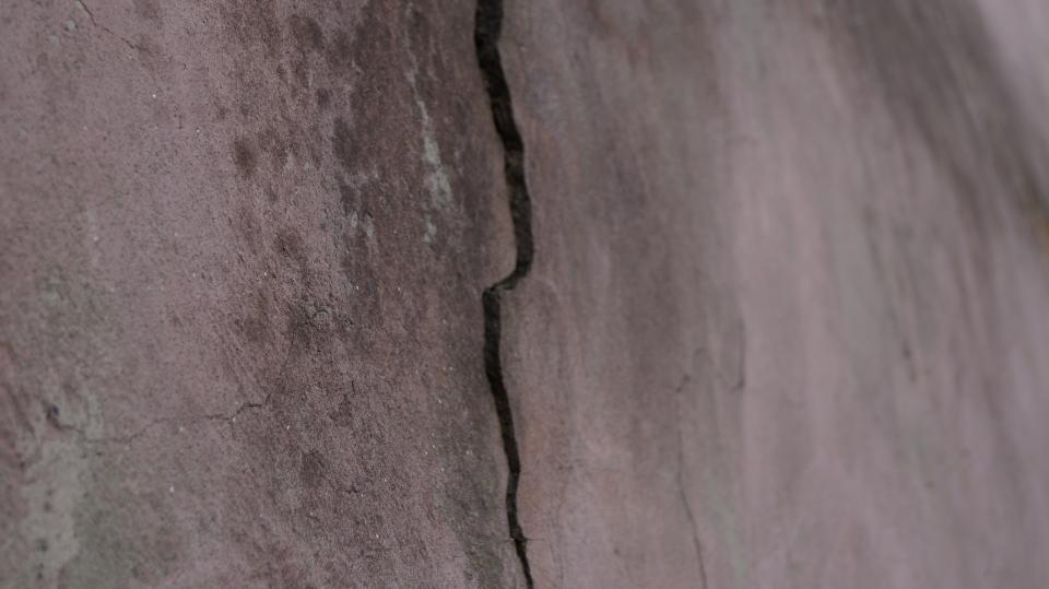 Crack Wall