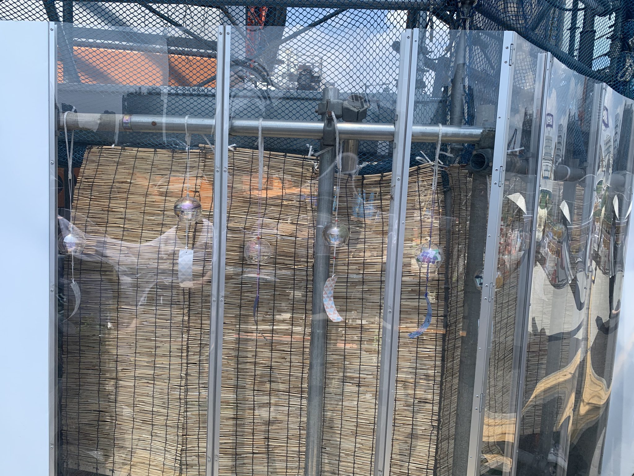 工事現場の中にあった夏の風物詩　ガラスの風鈴
Glass wind chimes, a summer tradition found in a construction site.