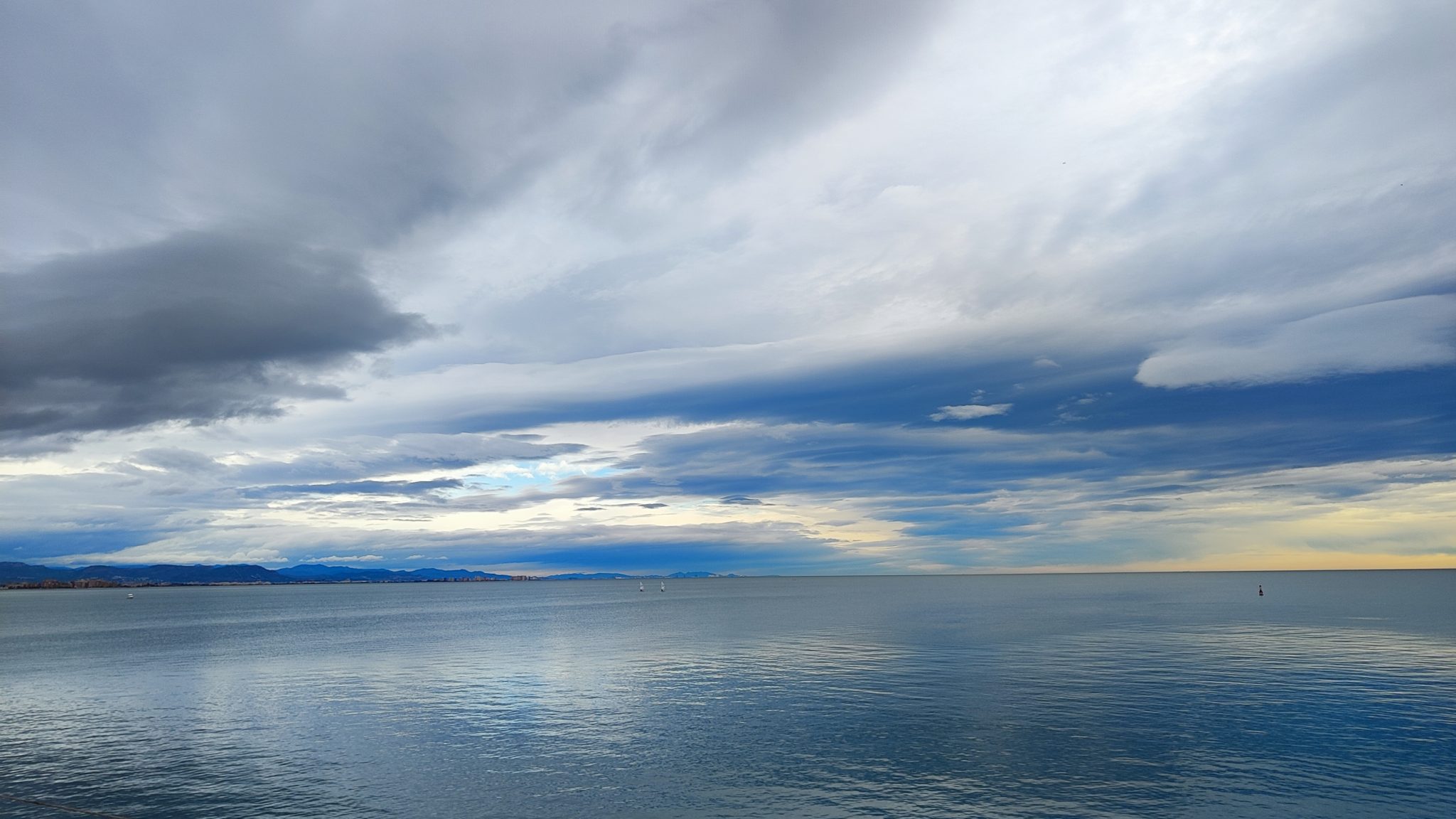 Vistas del mar en la costa de Valencia, España. Dia nublado y mar en calma