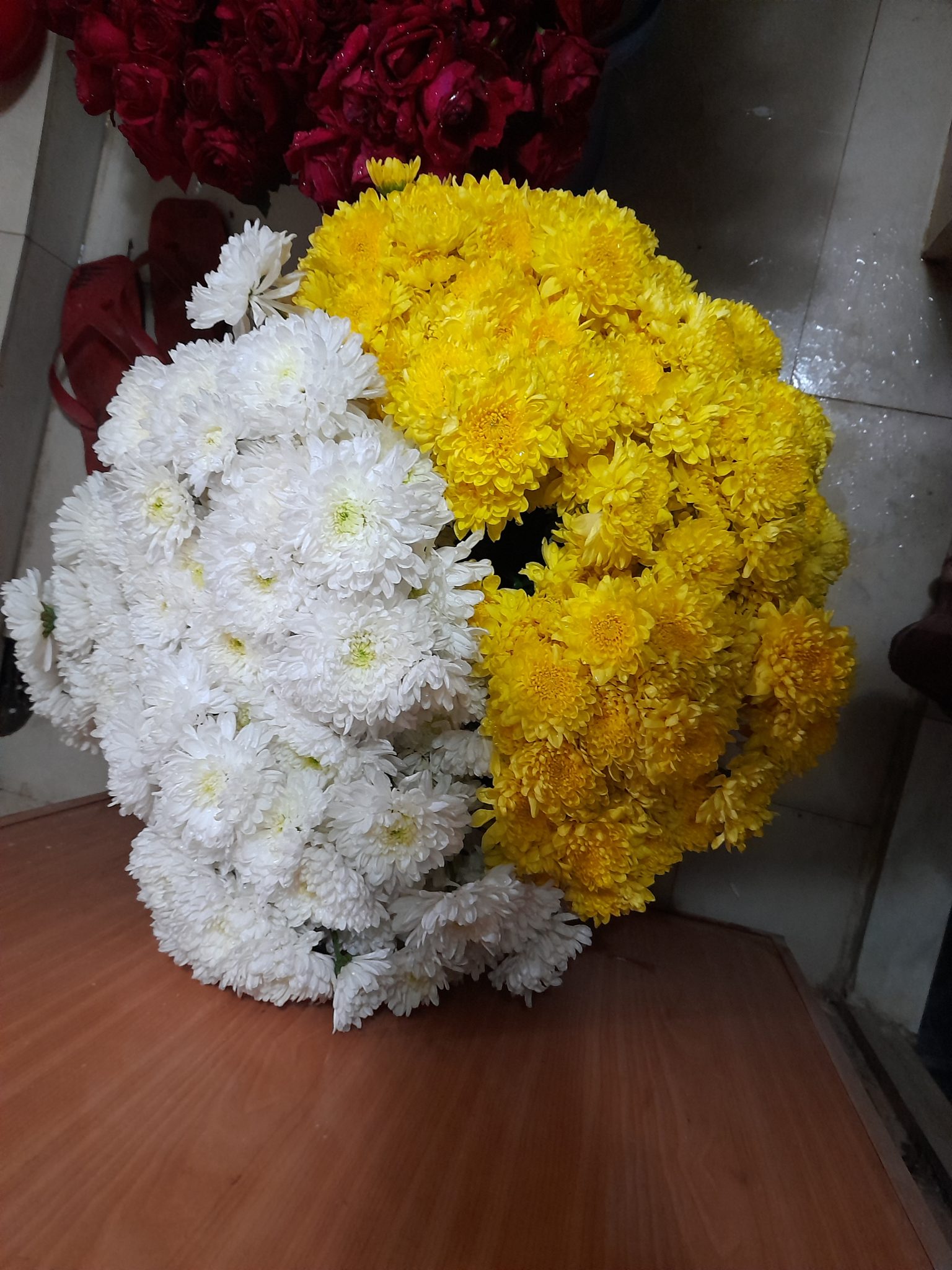white yellow flowers