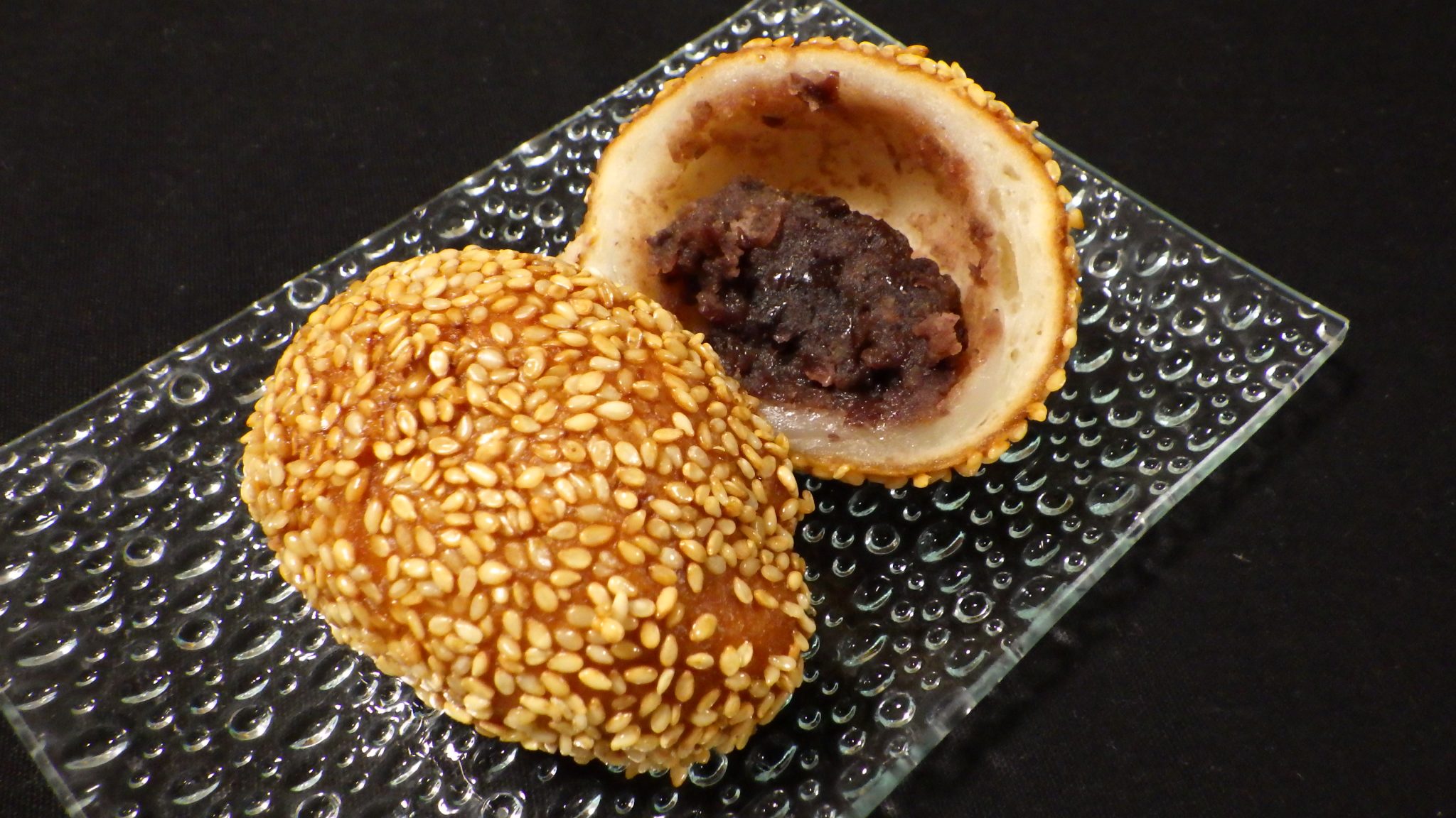 Sesame dumpling / sweet / dessert / It's filled with red bean paste.