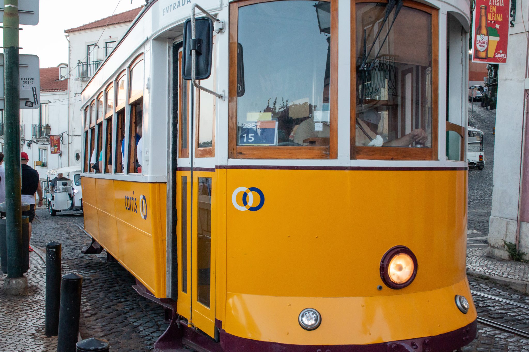 Lisbon yellow tram - Eléctrico de Lisboa