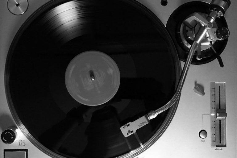Black & White Turntable