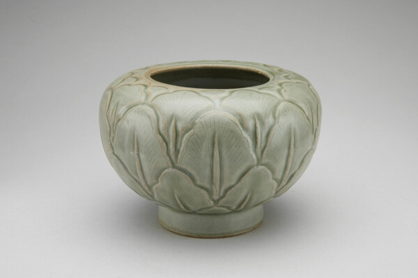 Globular Jar with Overlapping Leaves