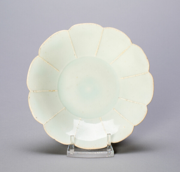 Petal-Lobed Dish