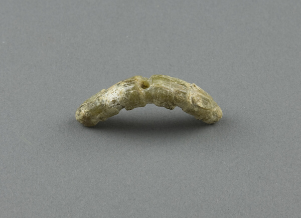 Pendant, curved with two rabbits.