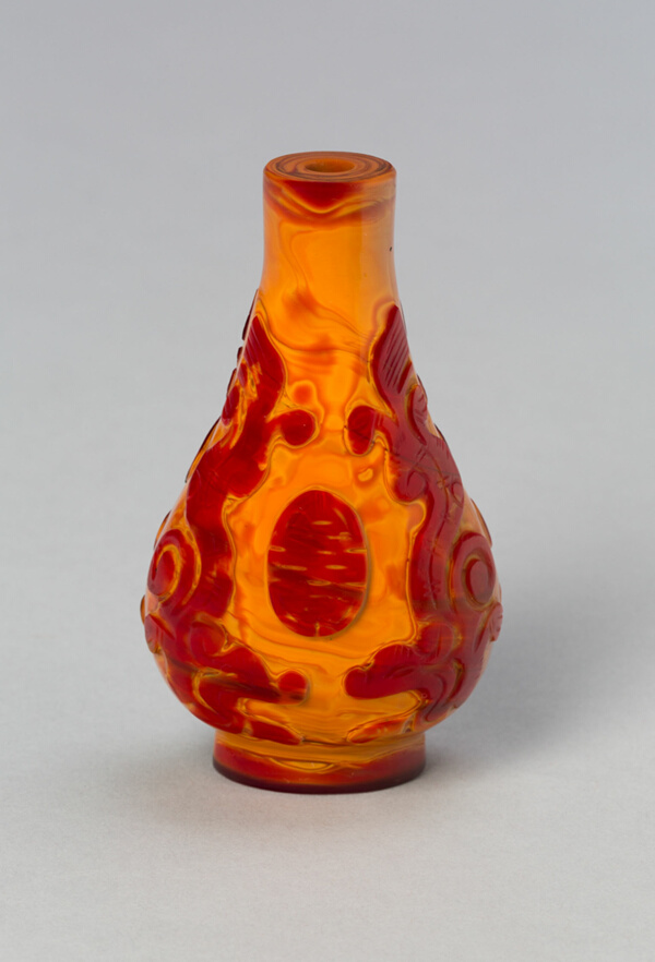 Pear-Shaped Snuff Bottle with Stylized Dragons and Stylized 